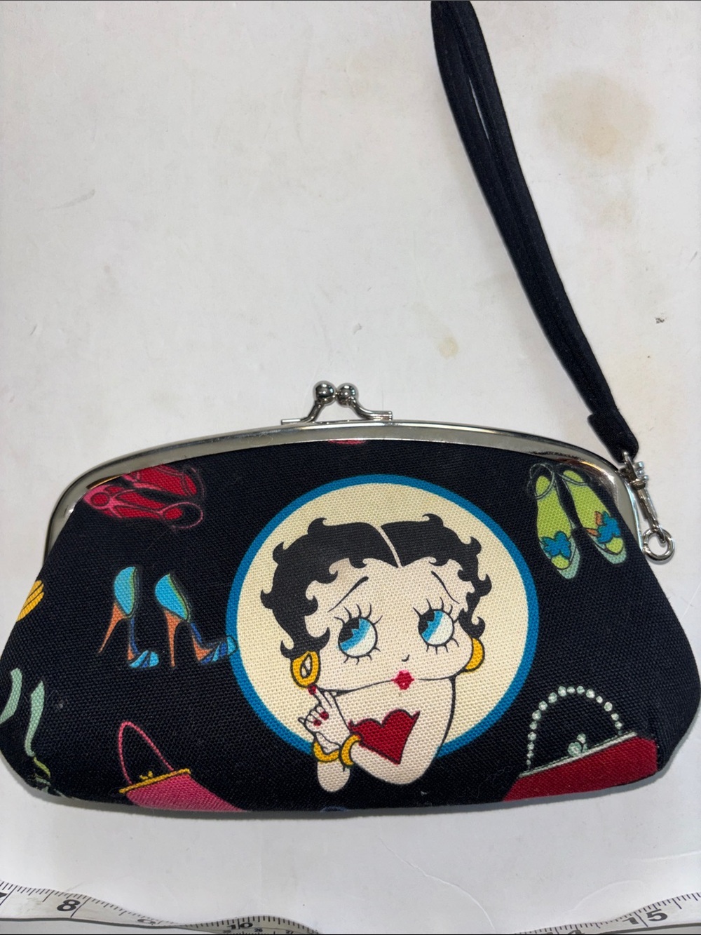 BETTY BOOP BLACK CLOTH WRISTLET PRELOVED VINTAGE…..’2005….8”X5”
SATIN INTERIOR - Picture 2 of 12